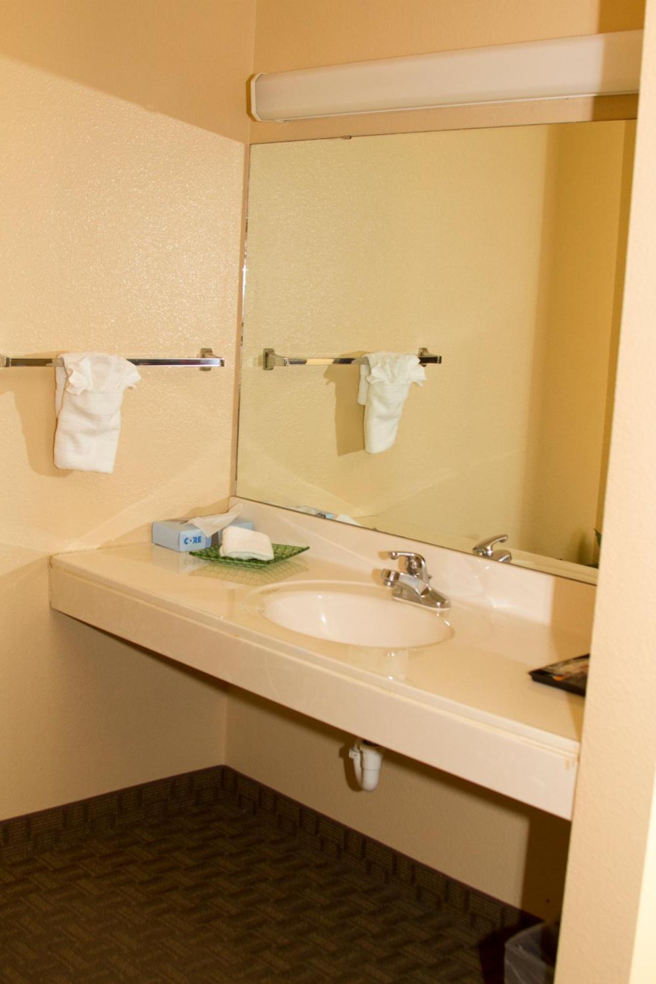 Cottonwood Inn & Suites Phillipsburg Стая снимка