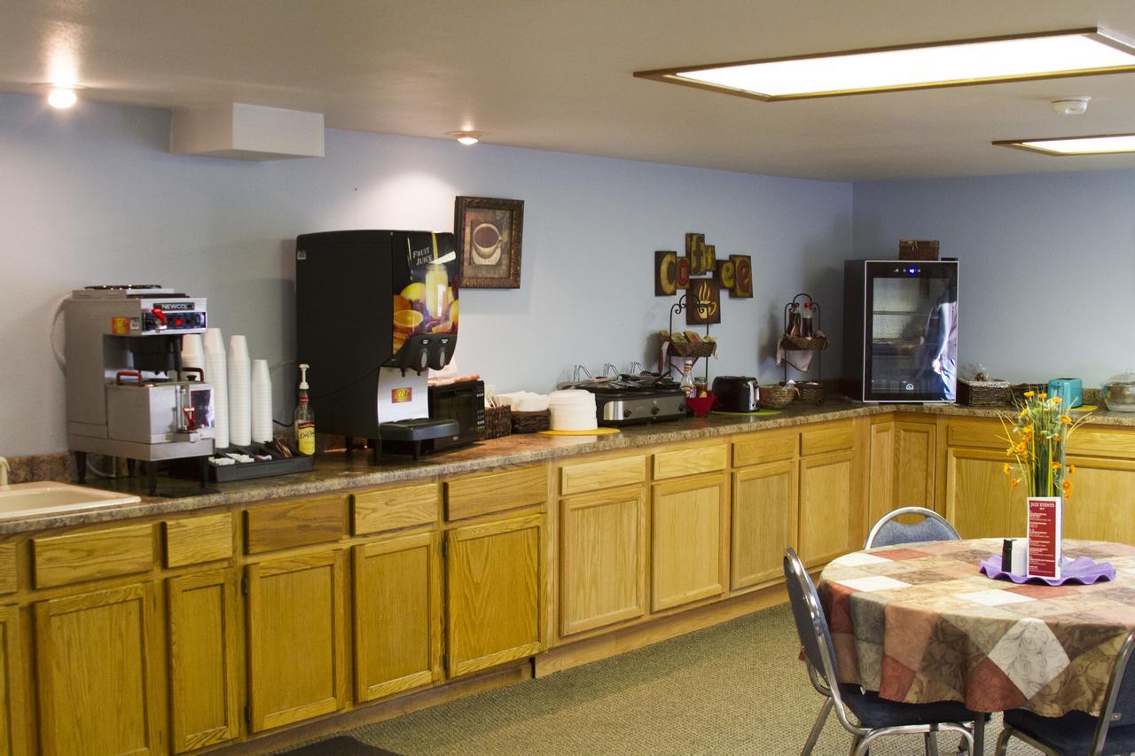 Cottonwood Inn & Suites Phillipsburg Екстериор снимка