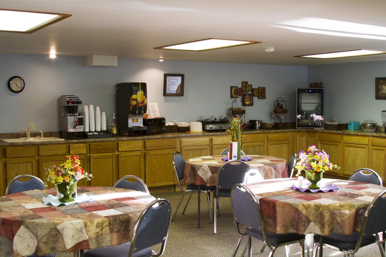 Cottonwood Inn & Suites Phillipsburg Екстериор снимка