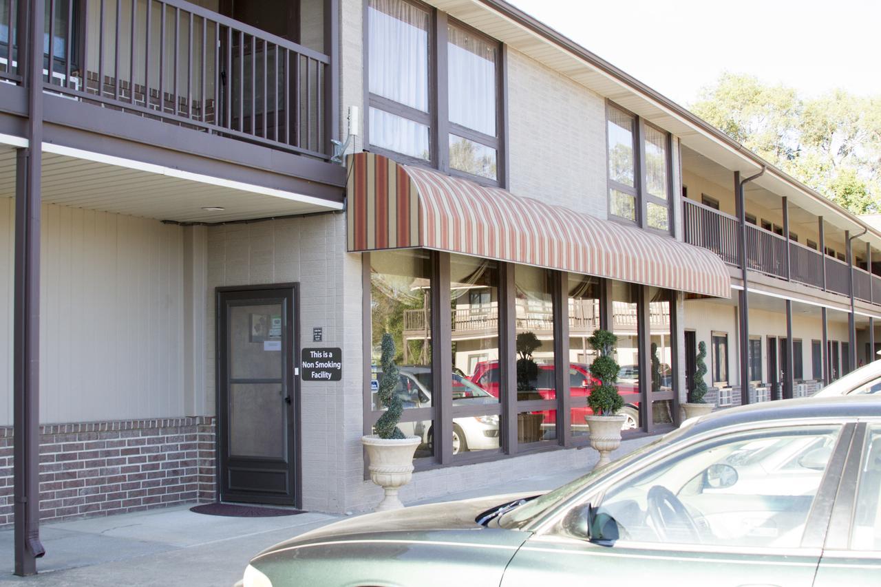 Cottonwood Inn & Suites Phillipsburg Екстериор снимка