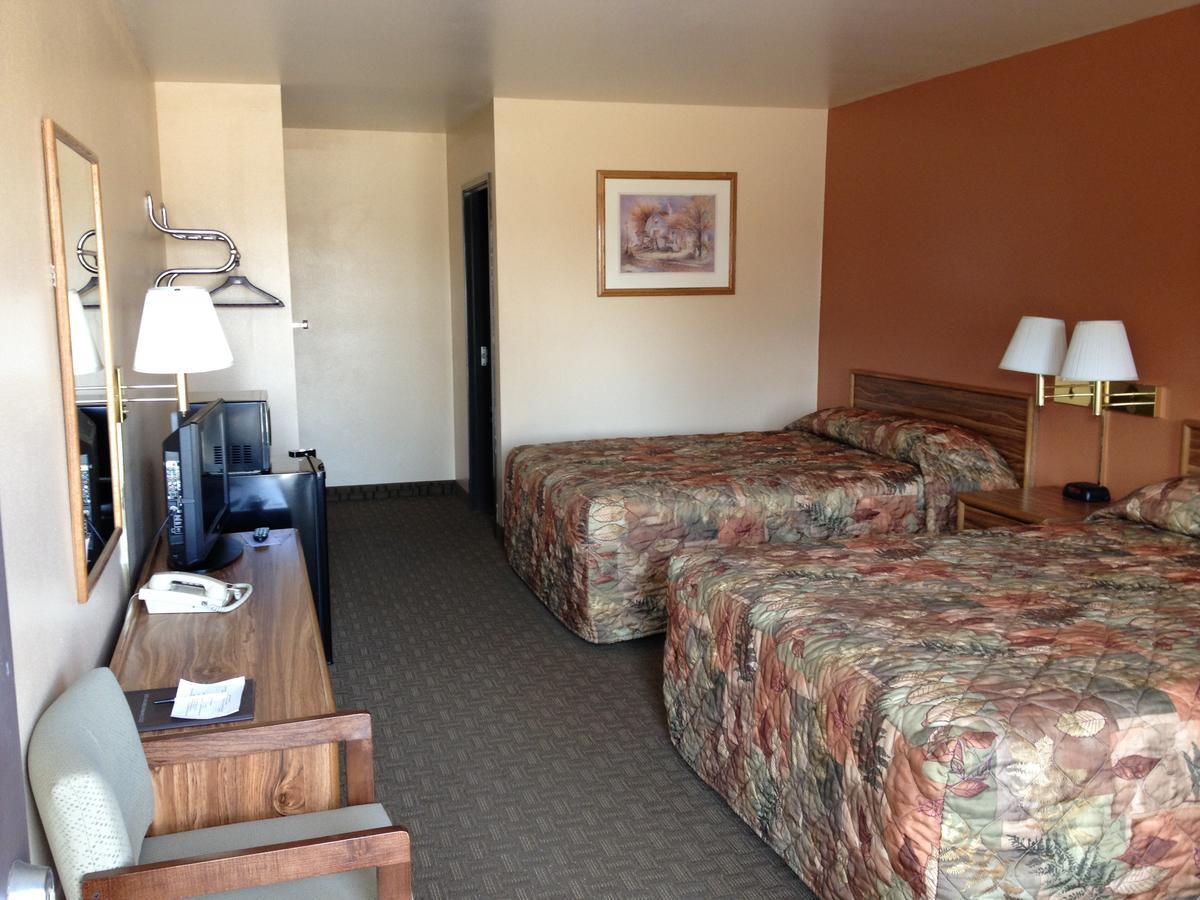 Cottonwood Inn & Suites Phillipsburg Екстериор снимка